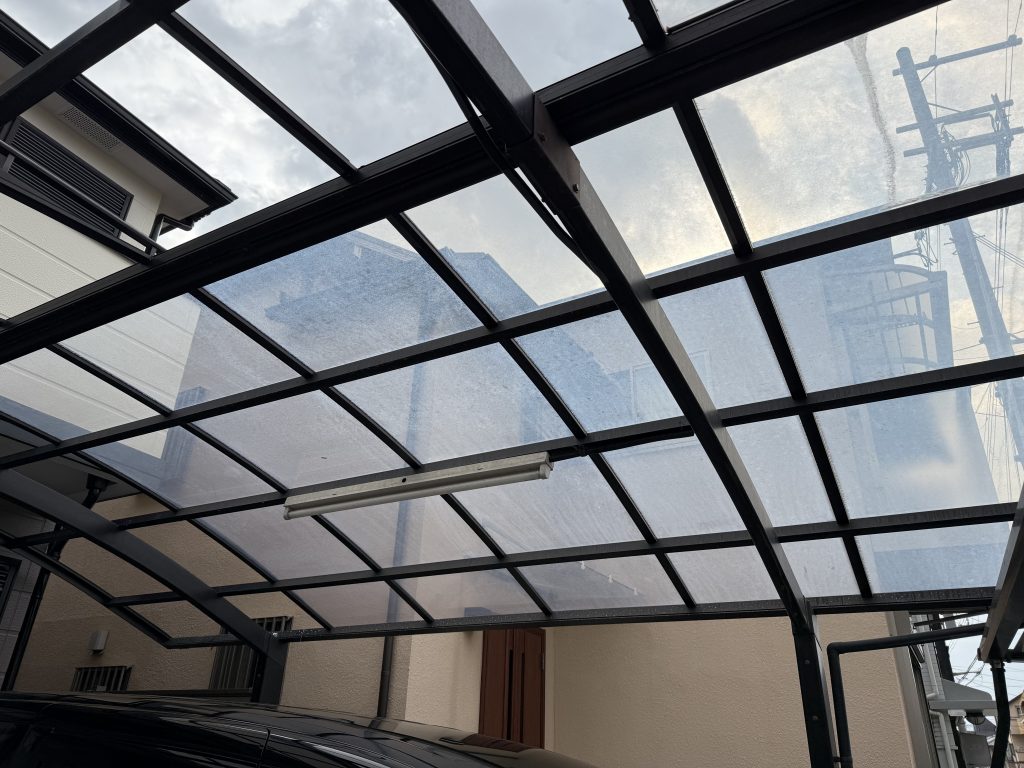 白濁した屋根パネル