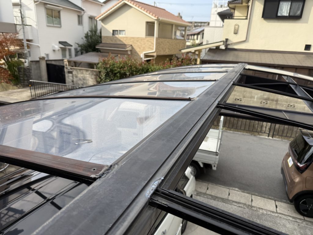 劣化した屋根材上部
