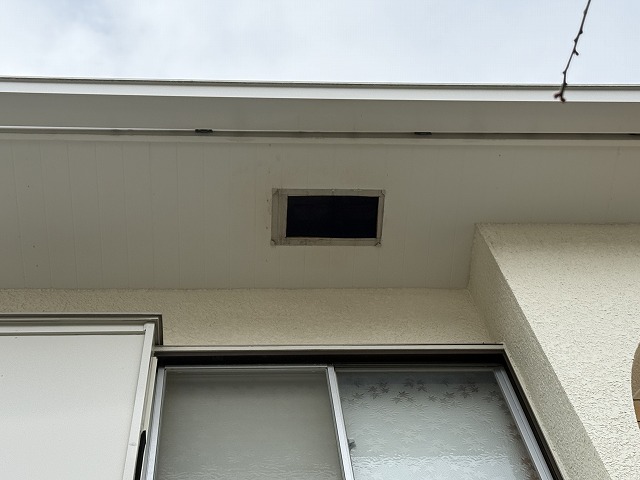 カバーが外れた換気口の開口状態