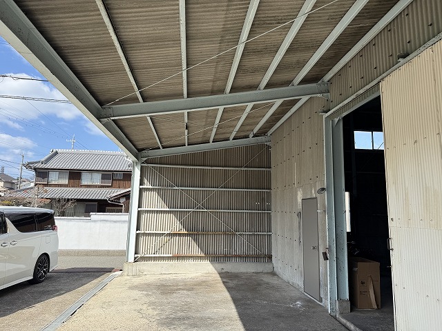 軒下から見た屋根下地