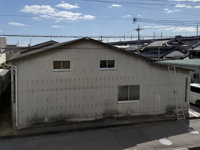 神戸市西区で小波スレート屋根の全体劣化と釘の錆びを確認した倉庫屋根のカバー工法調査