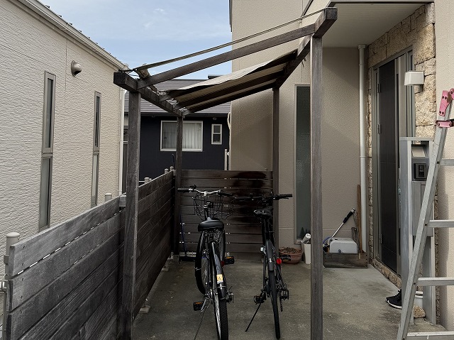 西宮市で木製自転車置場を調査、破れたテント生地屋根と風化した木部の劣化を確認