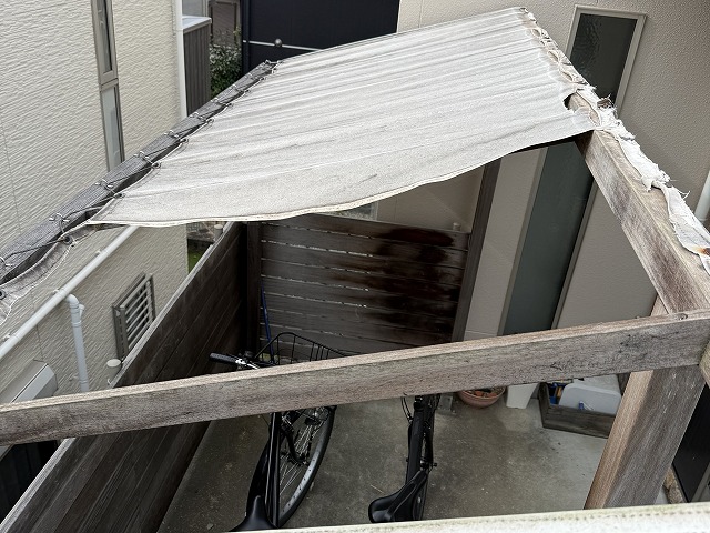破れた屋根生地の上面