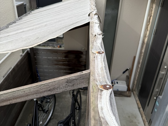 端部がほつれた屋根生地