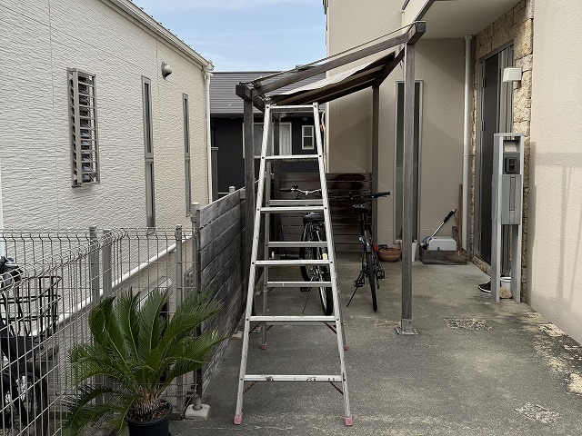 通路奥の自転車置場全体