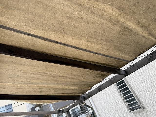 たるんだ屋根生地の裏側