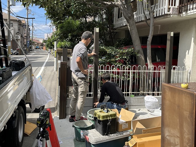 柱の建て込み作業