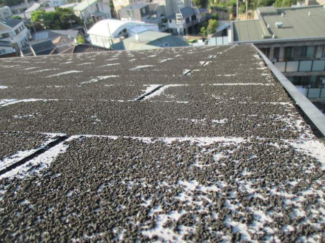 西宮市アスファルトシングル材表面の砂粒が劣化でポロポロ取れてきている