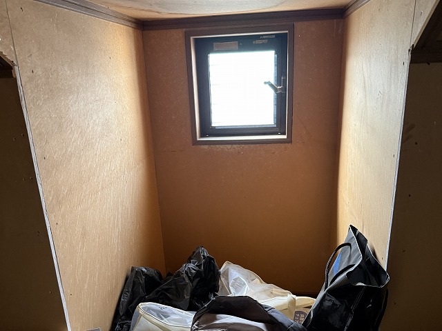 屋根裏部屋の小窓