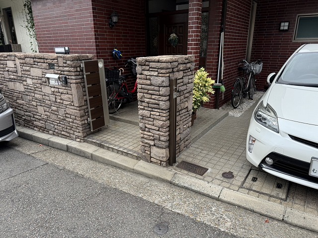 石張り門柱と駐車スペースの位置関係