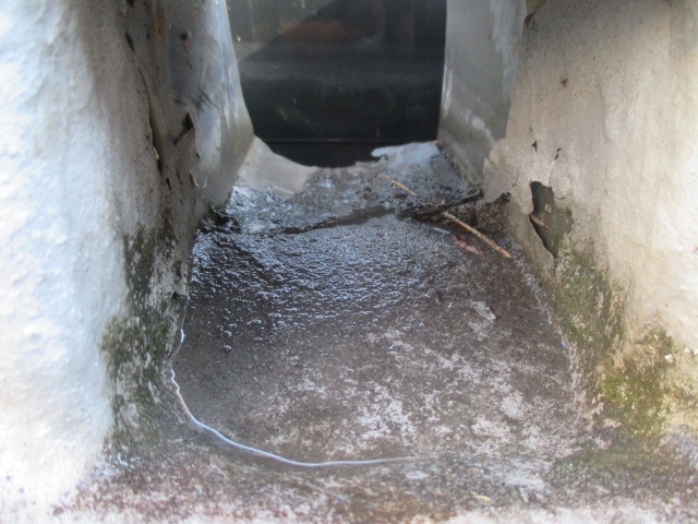 西宮市三階ベランダ排水口雨漏れ確認