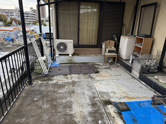 劣化したベランダ全景