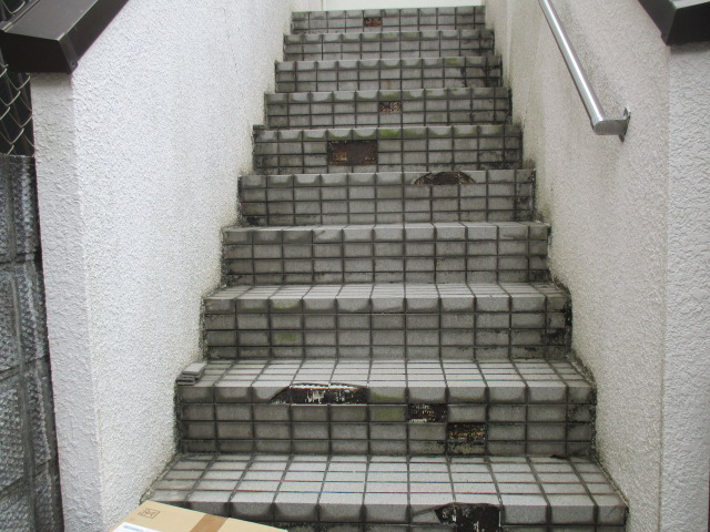 尼崎市鉄筋コンクリート造りタイル仕様階段