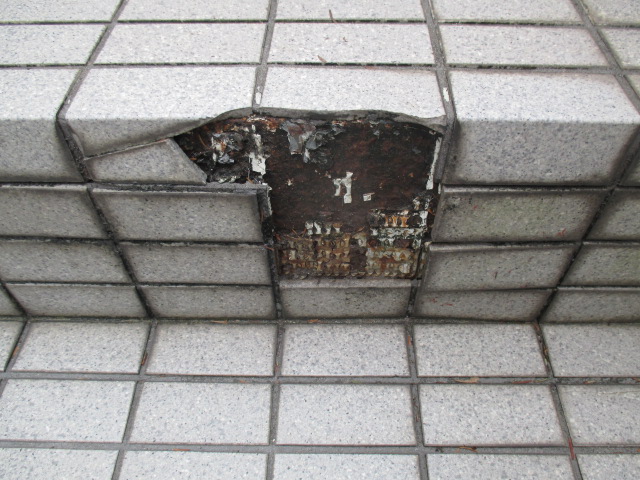 尼崎市タイル階段劣化にて破損