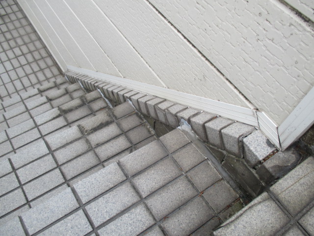 尼崎市鉄筋コンクリート外階段タイル劣化