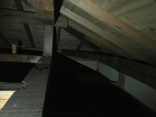 西宮市で雨漏り調査｜屋根裏の濡れと棟の劣化を確認し、棟の積み直しをご提案