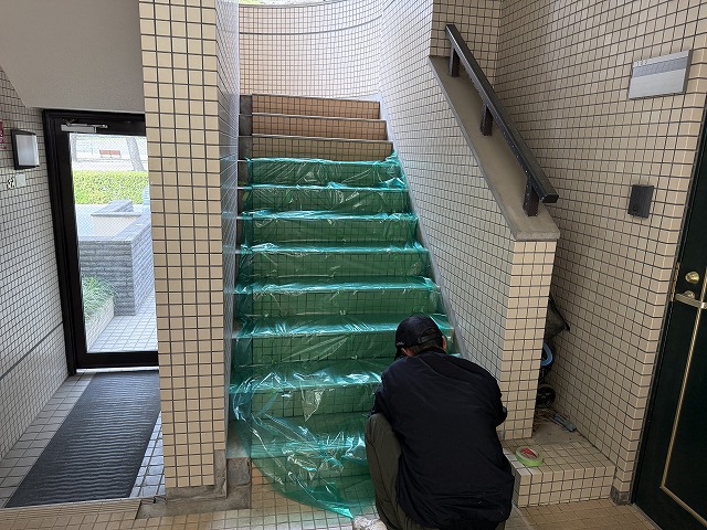 共用階段の養生作業