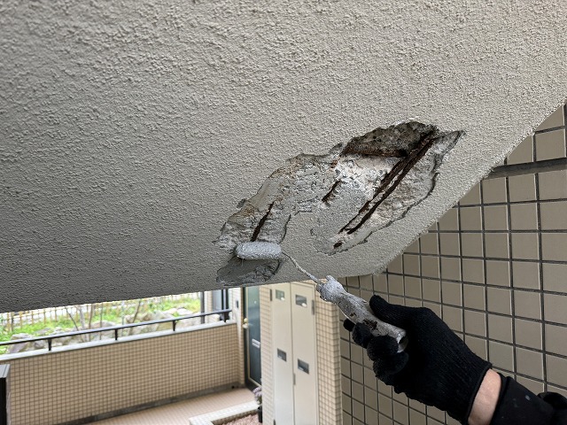 露出した錆び鉄筋