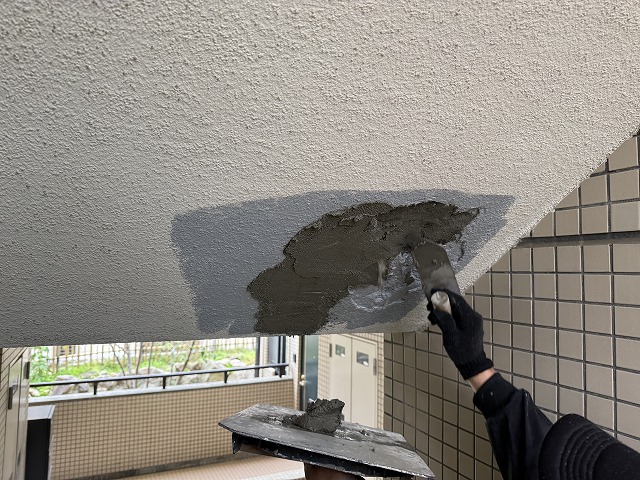 補修材の充填作業