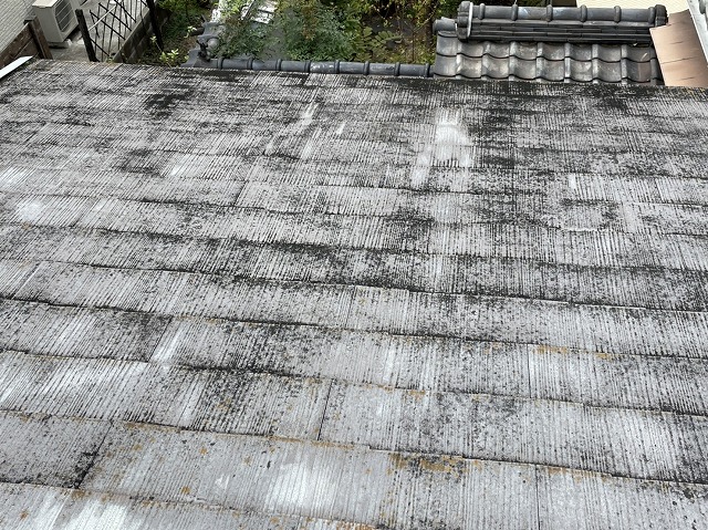 【西宮市で屋根点検】塗装剥がれ・ひび割れのスレート屋根にカバー工法をご提案しました