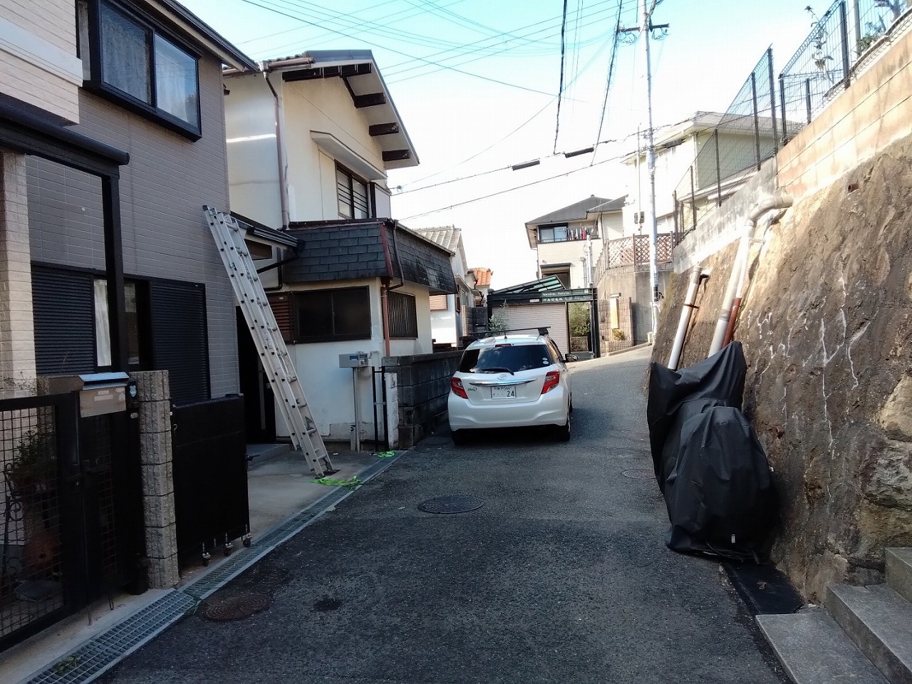 神戸市垂水区でスレート屋根から苔が出てきて劣化しているので屋根点検。