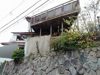 神戸市東灘区で現地調査　釉薬瓦、漆喰(しっくい)、谷板金、外壁クラック等が気になる。