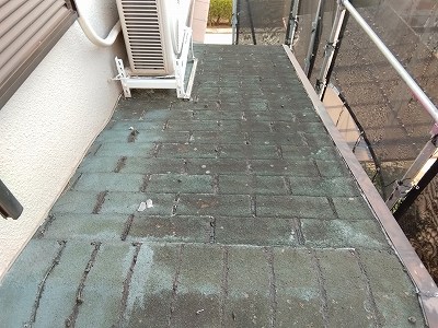 加古郡播磨町で下屋根のアスファルトシングルに苔(こけ)が生えて変色している。