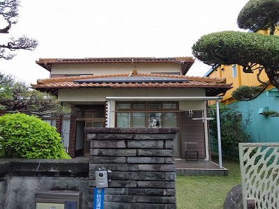 加古川市で雹災害！2階建ての和瓦(釉薬瓦)、色はオレンジで樋穴あきと屋根点検の依頼。