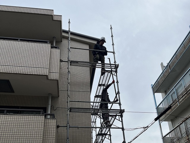足場設置中の作業