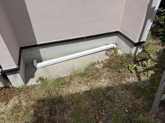 地面に置かれた竪樋