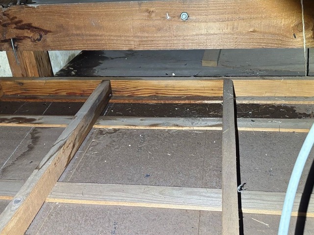 小屋裏の雨染み跡