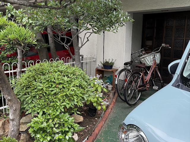 玄関前の自転車置き場