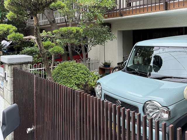 住宅前の駐車場全景