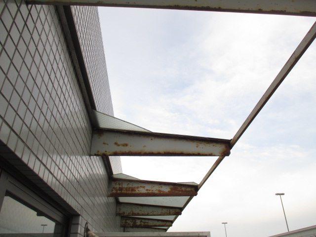 西宮市賃貸マンションベランダに取り付けられているガラス屋根