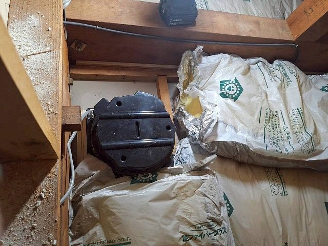 屋根裏側の本体設置