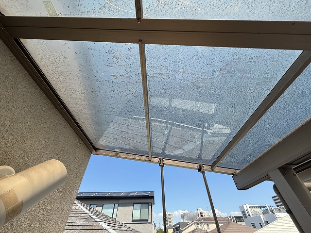 西宮市でテラス屋根にひび割れを確認！築15年住宅で進んだポリカ板の劣化調査