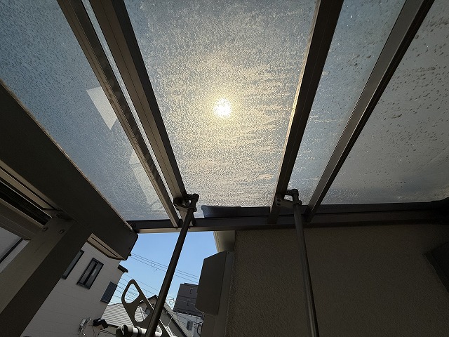 日差し越しの屋根材劣化