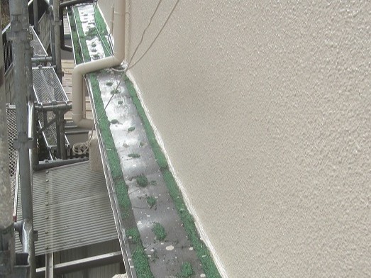 西宮市にて庇の人工芝を撤去しコロニアルクァッド、雨樋を設置した事をご紹介します。