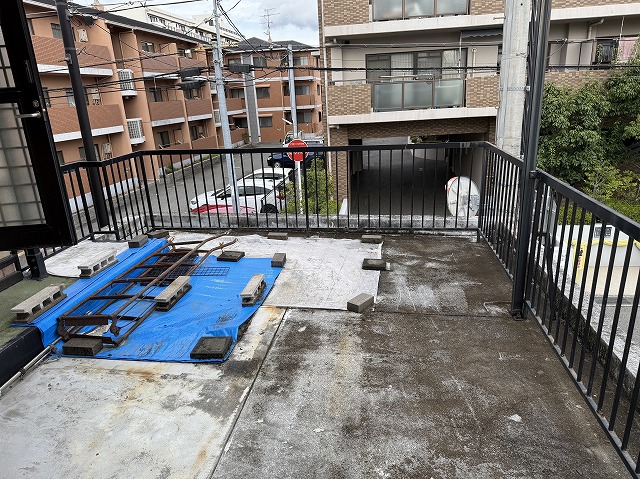 床面が傷んだベランダ