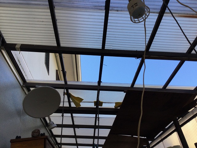 神戸市西区にて強風の影響により飛んでしまったベランダ波板工事の修理見積りをご提案して参りました。