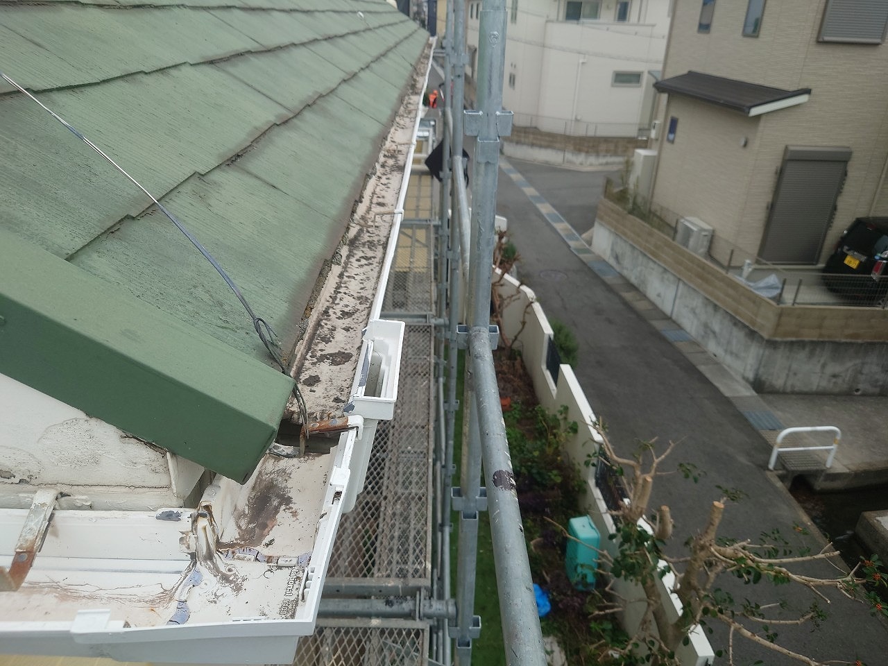 西宮市　2階建ての家！雨樋勾配不良で新しく交換工事が行われた。