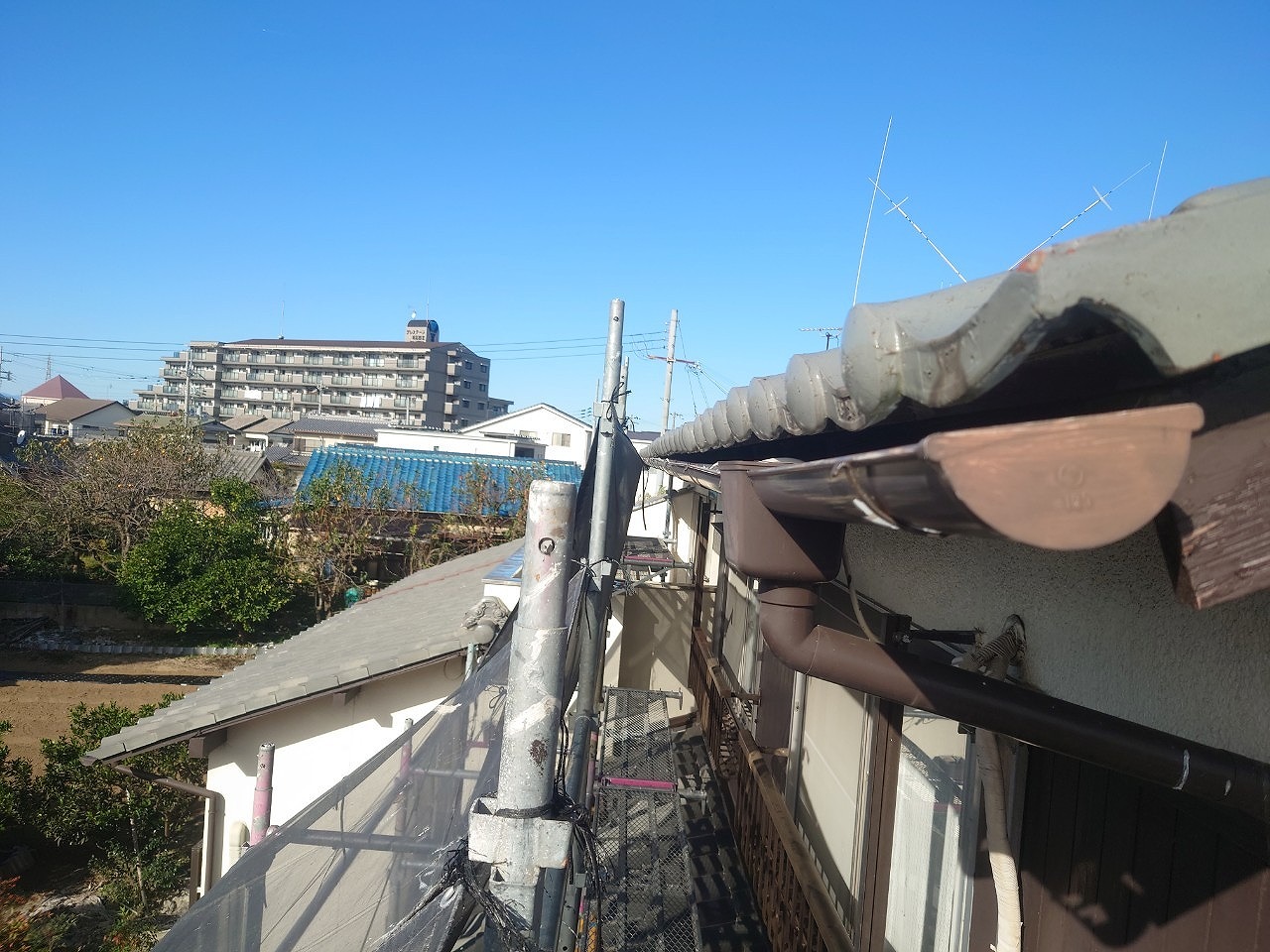 西宮市　和風の家で一軒家！雨樋経年劣化で亀裂や穴開き。同時に波板交換工事！