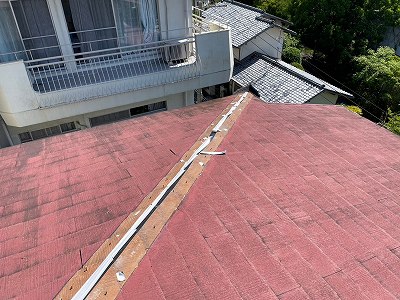 西宮市　高台でカラーベスト(スレート)屋根で、棟包み板金が一部飛散して放置！