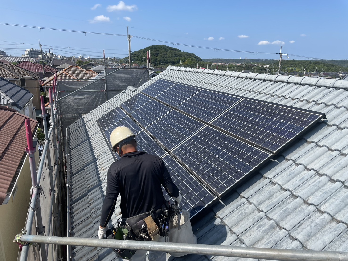 西宮市　二階建ての家で大屋根の棟違いから雨漏り！屋根瓦も古い為、葺き替え工事へ。