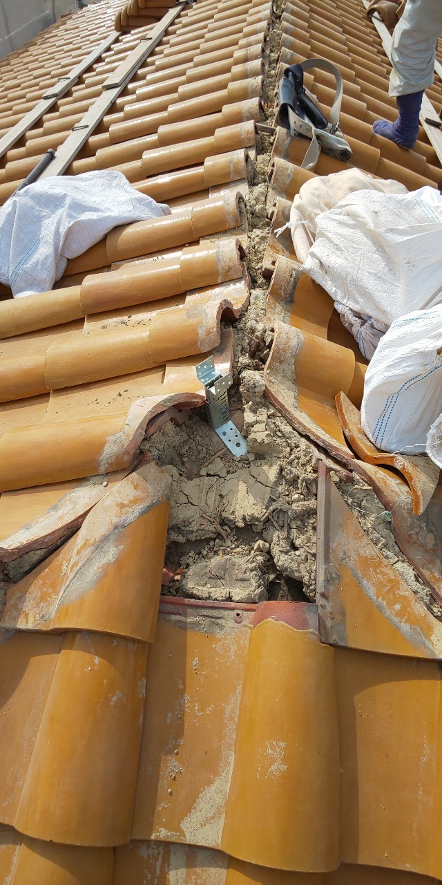 西宮市木造住宅瓦屋根の撤去作業