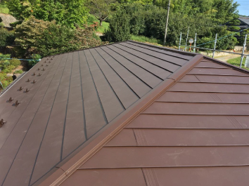 ブラウン色に輝くガルバリウム鋼板屋根でカバー工事が完了
